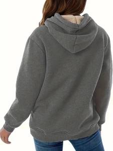 Detail des weichen, cremefarbenen Fleecefutters in einem dunkelgrauen Thermo-Hoodie