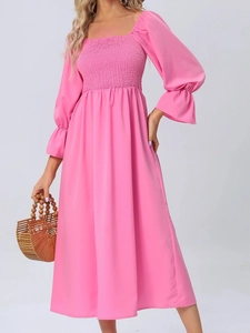 Robe midi rose à col carré avec buste froncé et manches bouffantes au style français chic