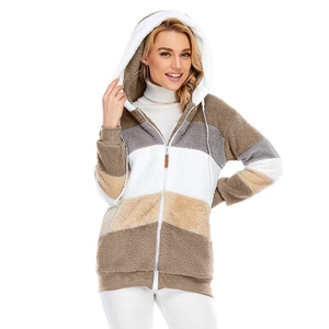 Giacca da donna con cappuccio e patchwork a blocchi di colore in caldo pile teddy