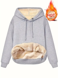Detail eines hellgrauen Thermo-Hoodies mit dickem Fleece-Futter und großer Kängurutasche