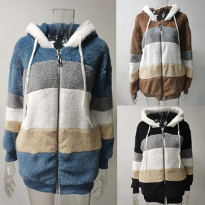 Dettagli delle felpe in pile sherpa con zip e cappuccio con coulisse e blocchi di colore
