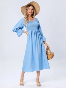 Détail de robe bleu clair à col carré avec d'élégantes manches longues bouffantes