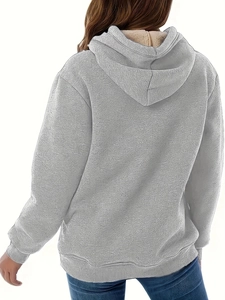 Detailansicht des weichen beigen Lammfellfutters in der grauen Fleece-Kapuzenjacke