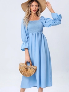 Détail de la robe bleu clair avec décolleté carré, buste froncé et poignets à volants