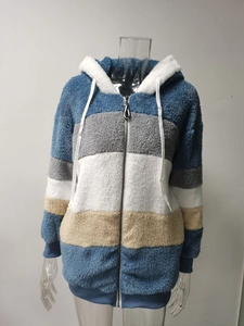 Dettaglio della giacca con cappuccio in peluche color block e cerniera argentata