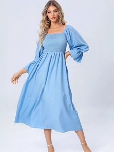 Détail du col carré smocké et manches lanternes sur robe mi-longue française bleue