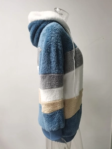 Dettaglio della felpa multicolore con cappuccio in pile morbido e texture calda a blocchi