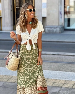 Detailansicht eines floralen High-Waist-Maxirocks mit Boho-Rüschen und eleganten Falten
