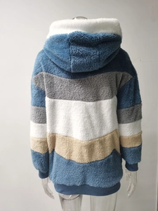 Dettaglio della giacca con cappuccio in peluche color-block in morbido materiale sintetico
