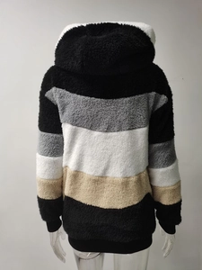 Dettaglio della felpa con cappuccio in peluche multicolore con morbida ecopelliccia