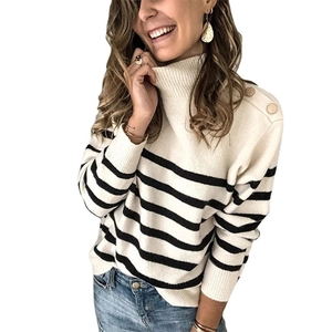 Maglione a righe a collo alto da donna con bottoni dorati decorativi sulla spalla