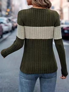 Vue arrière du pull en tricot pour femme avec élégant design color block vert foncé et crème