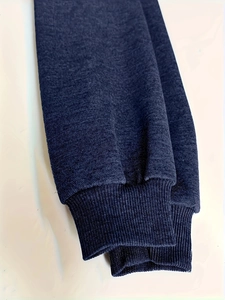Detailansicht der gerippten Strickbündchen an diesem warmen dunkelgrauen Hoodie