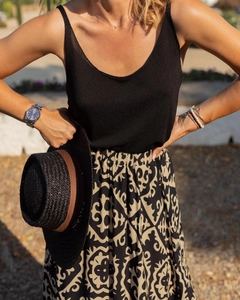 Detail eines Sommeroutfits mit schwarzem Stricktop und Maxirock mit Ethno-Muster