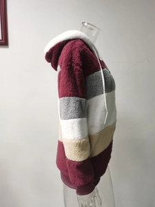 Dettaglio della felpa patchwork in pile con texture sherpa e cappuccio con coulisse