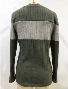 Détail du haut en maille côtelée à manches longues avec contraste vert foncé et gris clair
