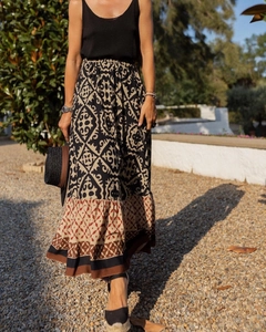 Detail eines Boho-Rocks mit Blumendruck, Patchwork-Saum und elastischem Taillendesign