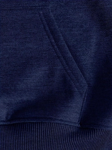 Detailansicht eines marineblauen Kapuzenpullovers mit Kängurutasche und geripptem Saum