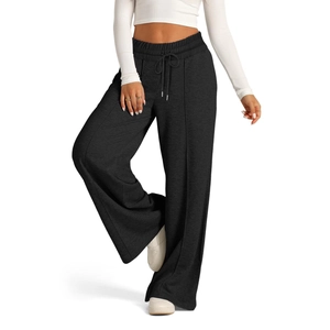 Détail du pantalon large noir avec taille élastique à cordon et couture verticale décorative