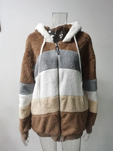 Dettaglio della felpa con cappuccio in pile color-block con cerniera e polsini a coste