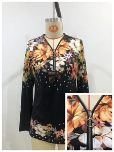 Elegant black long sleeve V-neck floral star print T-shirt with ring zipper detail