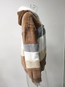 Dettaglio felpa con cappuccio in pile sherpa con motivo patchwork marrone, grigio e bianco