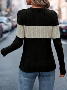 Vue arrière du haut en maille à manches longues cintré avec rayures noires et beige