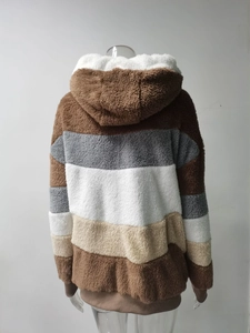 Vista posteriore del cappotto con cappuccio in pile spesso con design patchwork colorato