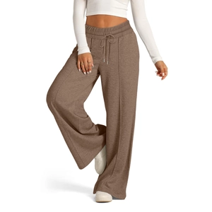 Gros plan du pantalon marron à taille haute avec cordon de serrage et couture apparente