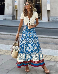 Detailansicht eines langen Boho-Print-Midirocks mit Blumenmustern und gestuftem Saum