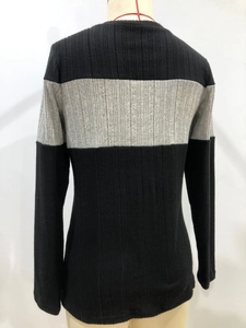 Détail de la maille côtelée fine et du design bicolore gris et noir contrasté