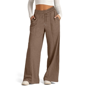 Détail du pantalon large marron avec taille élastique à cordon et plis verticaux fins