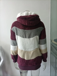 Dettaglio felpa con cappuccio in peluche a righe multicolore con trama morbida