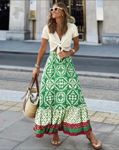 Detail des sommerlichen Zweiteilers mit weißem Bindetop und Maxirock mit Boho-Print