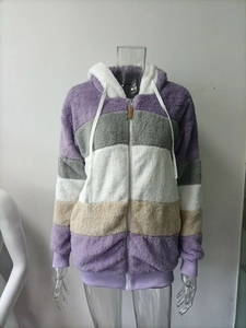 Dettaglio della felpa con cappuccio in peluche con blocchi di colore viola, grigio e kaki
