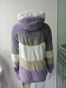 Vista posteriore della felpa con cappuccio patchwork in peluche viola, grigio e bianco
