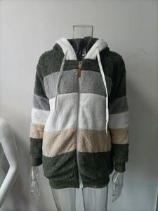 Dettaglio felpa con cappuccio in peluche multicolore con patchwork verde, grigio e bianco