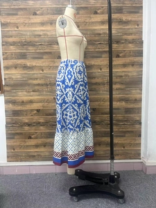 Detail eines Boho-Maxirocks mit Blumendruck, gerafftem Saum und marineblauem Geometriemuster