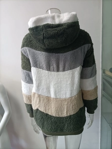 Dettaglio della felpa con cappuccio in pile colorblock con polsini a coste e tessuto