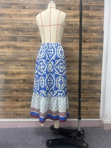 Detail eines Maxirocks mit blauem Boho-Print und geometrischem Saumdesign