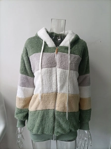 Dettaglio felpa con cappuccio in peluche color-block con coulisse e polsini a costine casual