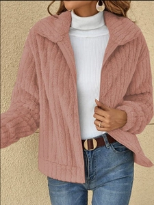 Giacca cardigan da donna in ecopelliccia rosa a coste con zip e colletto rovesciato