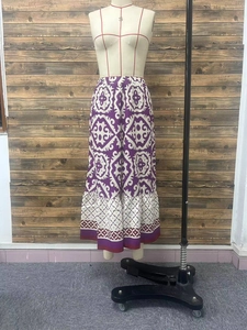 Detail eines Boho-Rocks mit Blumendruck, elegantem Volantsaum und hohem Bund-Design