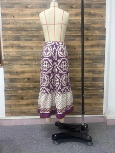 Details des gestuften Boho-Maxirocks mit lila-cremefarbenem Geometrie-Print und Plissee-Saum