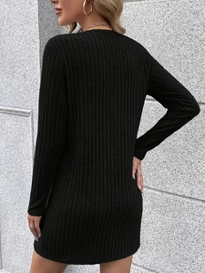 Detail der Rippstrick-Struktur bei einem schmal geschnittenen schwarzen Langarmkleid