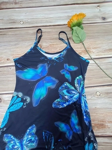 Robe d'été noire à fines bretelles pour femme avec imprimés papillons bleus réalistes