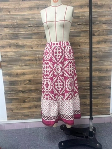 Detailansicht von geometrischem Blumendruck und Plissee-Saum am langen Boho-Maxirock