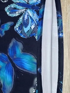Détail de l'imprimé papillon et des coutures de surjet de haute qualité sur le tissu