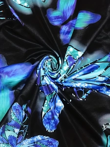 Robe d'été noire en satin avec motifs de papillons bleus et verts au fini soyeux