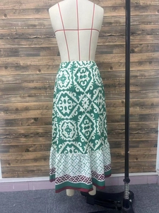 Detail eines langen Bohemian-Maxirocks mit Blumendruck, Rüschensaum und elastischem Bund